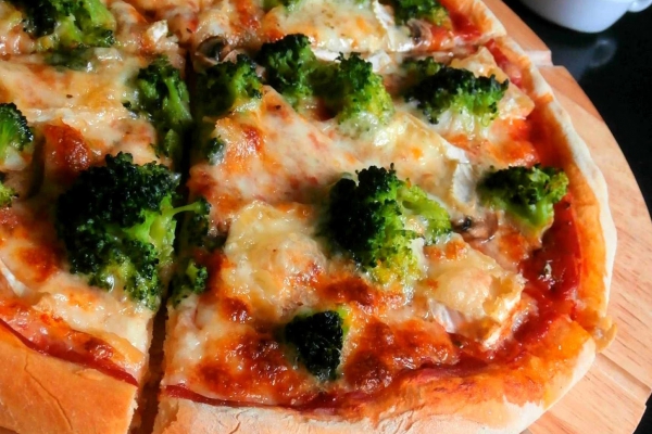 Domowa Pizza z Brokułami i Pieczarkami