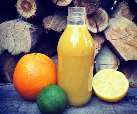 Sok pomarańczowy z winogronami i limonką wraz ze skórką