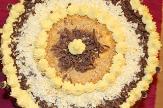 Bezowy tort cytrynowo-ananasowy