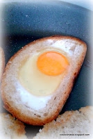 Jajko sadzone w grzance tzw.  jajko w gniazdku