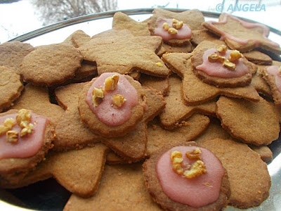 Pierniczki świąteczne z różowym lukrem - Christmas Spice Cookies - Biscotti speziati di Natale