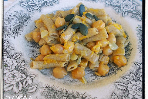 Makaron żytni z ciecierzycą i dynią - Rye Pasta With Chickpeas And Pumpkin - Penne di segale con zucca e ceci