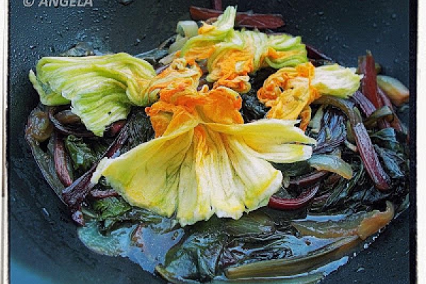 Botwinka z kwiatami cukinii - Beetroot Leaves With Zucchini Flowers- Foglie di rape rosse con fiori di zucchine