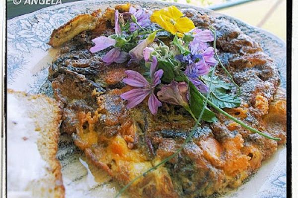 Frittata (omlet) z botwiną i kwiatami cukini - Zucchini Flower And Beetroot Leave Frittata - Frittata con le foglie di rape rosse e fiori di zucchineta