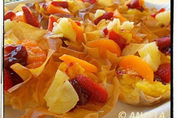 Ciastka (sakiewki) z budyniem i owocami z ciasta filo  - Fruit And Custard Filo Tea Cakes - Dolcetti (cestini) con la crema e frutta di stagione