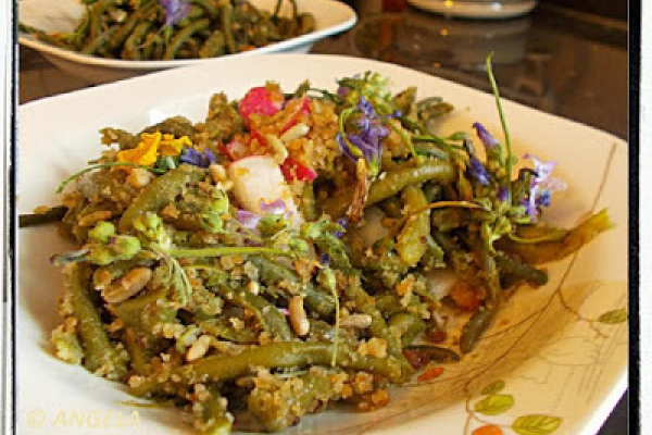 Fasolka szparagowa z jadalnymi kwiatami - String Beans With Edible Flowers - Fagiolini con fiori commestibili