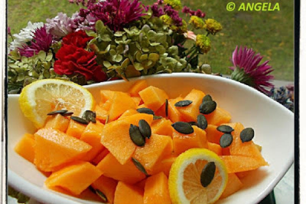 Sałatka melonowa z pestekami z dyni - Cantaloupe Melon Salad With Pumpkin Seeds - Macedonia di melone con semi di zucca