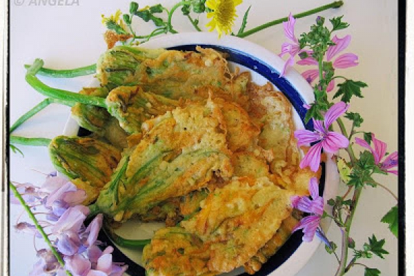 Kwiaty dyni w cukiniowym cieście naleśnikowym - Squash blossom fritters in zucchini batter - Fiori di zucca in pastella alle zucchine