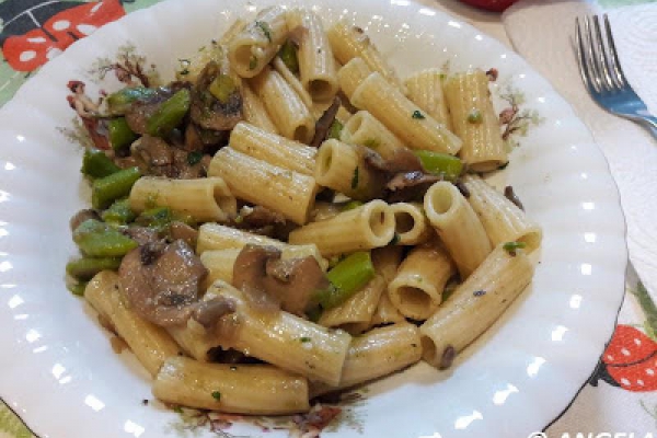 Makaron z pieczarkami i szparagami - Asparagus And Mushrooms Pasta Recipe - Pasta con asparagi e funghi champignon