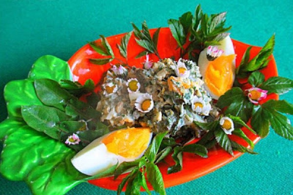 Surówka jajeczna z podagrycznikiem i stokrotkami - Egg And Goutweed Salad Recipe - Insalata con le uova sode, margherite ed imperatoria