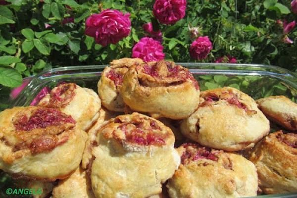 Cynamonki orkiszowe z różą - Cinnamon And Rose Petal Tea Cakes - Girelle alla cannela con marmelata di petali di rosa