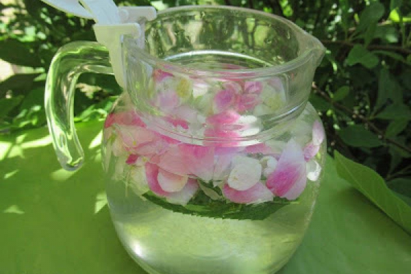 Lemoniada jaśminowo-różana z syropem fiołkowym - Jasmine & Rose Lemonade Recipe - Bibita al gelsomino e rose