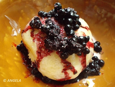 Kluski na parze z jagodami - Steamed Blackberry Dumplings - Brioches dolci con mirtilli al vapore