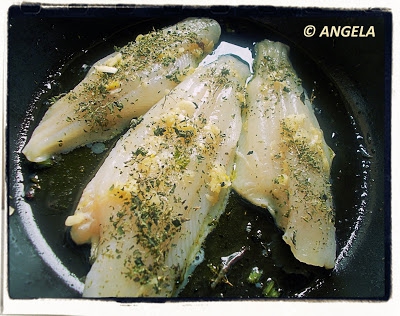 Flądra w czosnku i oregano - Pan-roasted Flounder With Oregano and Garlic - Filetti di platessa aromatizzati aglio e origano