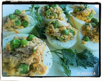 Jajka z farszem z tuńczyka i groszku - Hard-boiled Eggs Stuffed With Tuna & Peas  -  Uova farcite al tonno con piselli