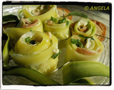 Przystawki (róże) z ogórka i szynki dojrzewającej - Cucumber & Ham Rolls - Girelle di cetrioli e prosciutto crudo