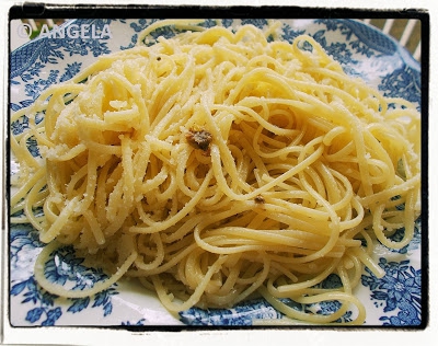 Spaghetti po neapolitańsku (olej, czosnek, peperoncino i sardele) - Neapolitan Spaghetti Recipe - Spaghetti aglio olio e peperoncino con alici