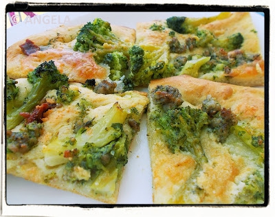 Focaccia z brokułami i kiełbaską - Broccoli and Sausage Focaccia - Focaccia con broccoli e salsiccia