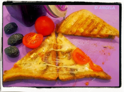 Zapiekane tosty z serem i sardelą - Cheese and anchovies toasts - Tramezzini tostati con le acciughe e formaggio