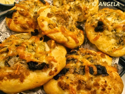 Cebularze lubelskie - Small onion cakes/pizzas from Lublin - Pizzette con le cipolle alla polacca (di Lublino)