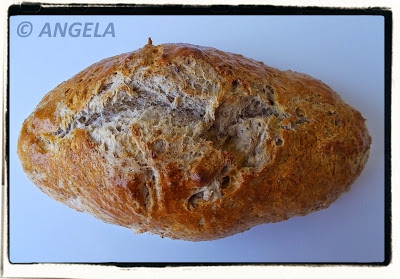 Chleb pszenny z odrobiną siemienia - Wheat bread with a bit of flax seeds - Pane di grano tenero con un po  di semi di lino