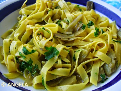 Makaron (wstążki) z szafranem i karczochami - Tagliatelle pasta with saffron and artichokes - Tagliatelle allo zafferano e carciofi