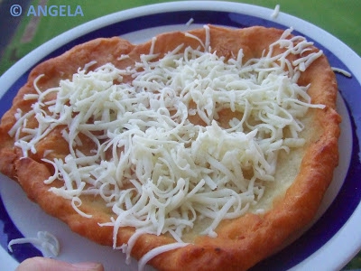 Langosz (węg. lángos), węgierski drożdżowy racuch z serem i masłem czosnkowym - Hungarian deep fried flat bread - Lángos, focaccia fritta ungherese