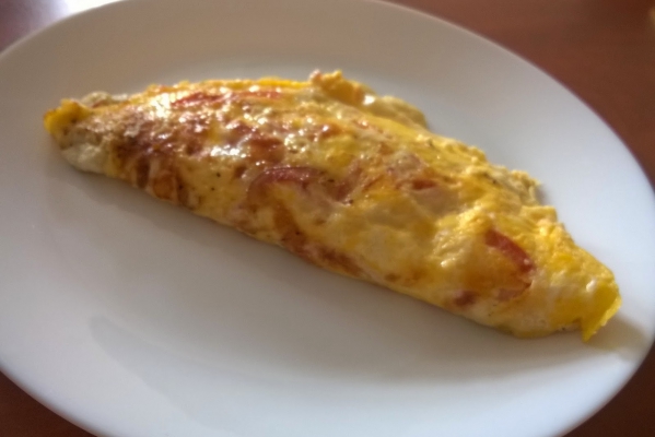 Śniadaniowy omlet serowy