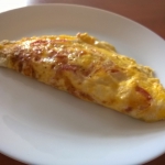 Śniadaniowy omlet serowy