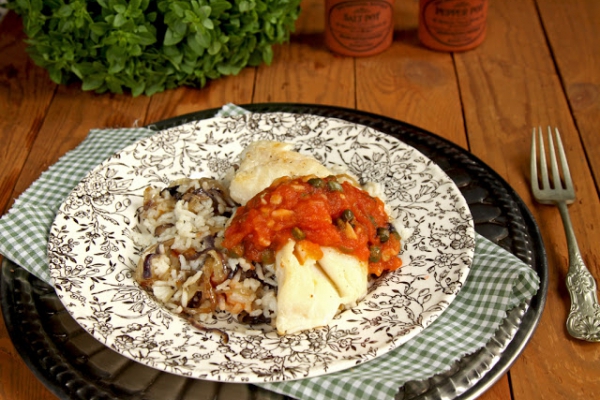 Ryba z sosem pomidorowym z kaparami na ryżu z karmelizowaną cebulą