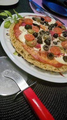 Makaronowa pizza z patelni