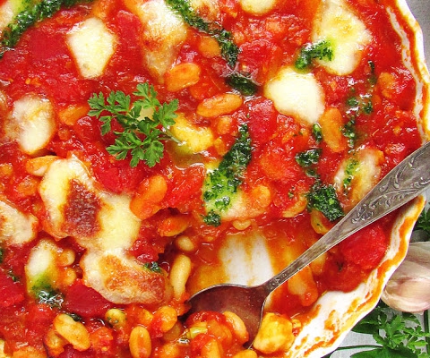 Zapiekana fasola w sosie pomidorowym z serem feta, mozzarellą i sosem pietruszkowym