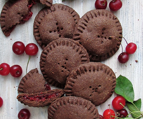 Kruche ciasteczka kakaowe z wiśniami
