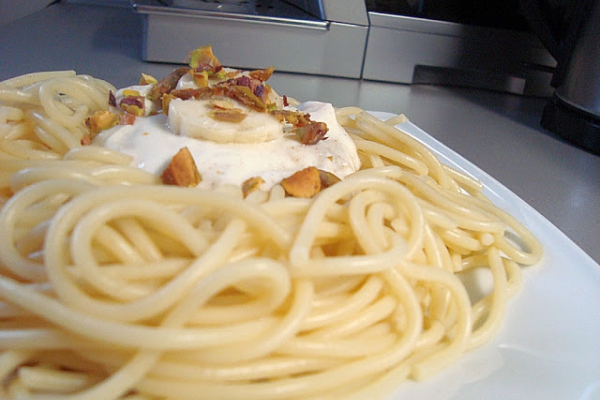 6. Spaghetti z serkiem, bananem i pistacjami