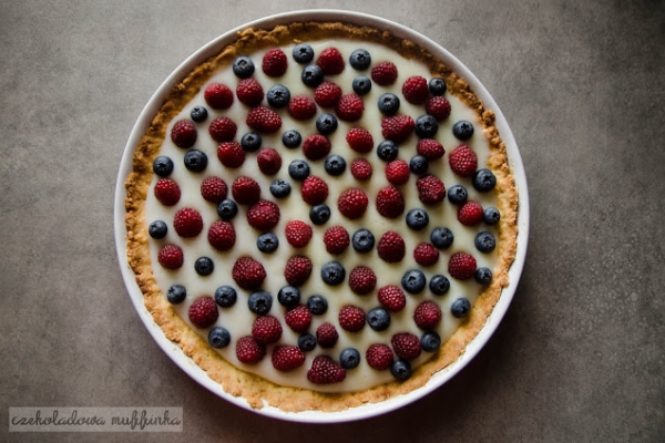 Tarta z masą budyniową i owocami leśnymi