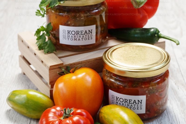 Koreańskie pomidory na zimę – marynowane w czosnku, natce, papryce i jalapeño