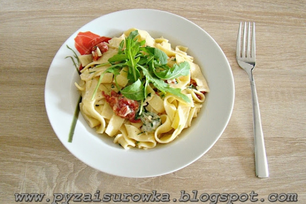 Makaron z mozzarellą i suszonymi pomidorami - przepis