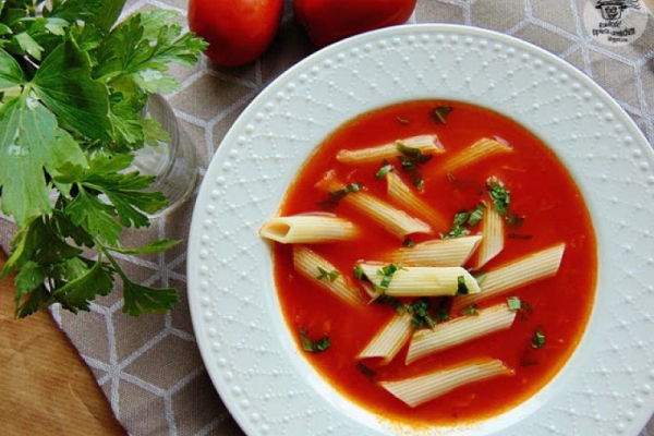 Zupa krem ze świeżych pomidorów. Podana z makaronem.