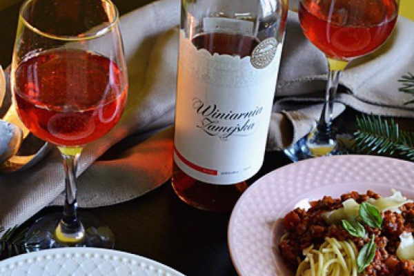 Spaghetti bolognese z dodatkiem różowego wina.
