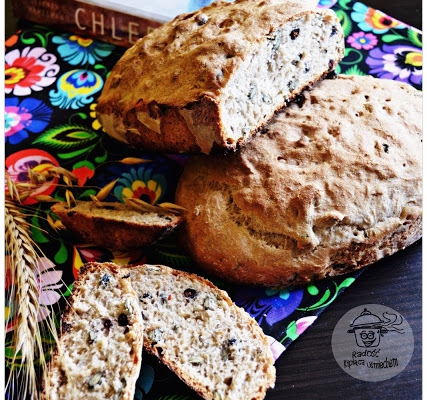 Chleb pszenno żytni z  ziarnami dyni i  suszoną aronią a także recenzja ksiażki CHLEB...