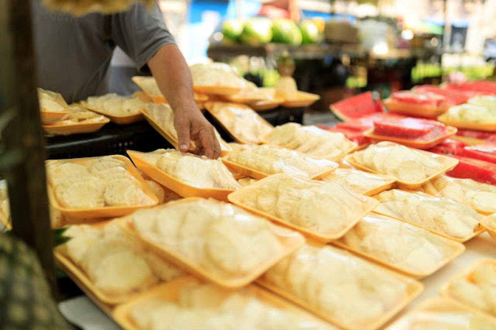 Traysealery do pakowania tacek — jak usprawniają pracę w branży spożywczej?