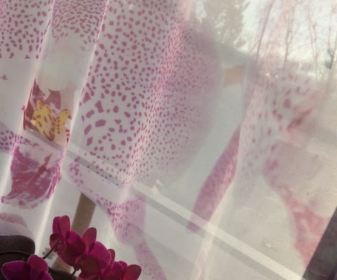 Świeży powiew wiosny w oknie - Tekstylialand
