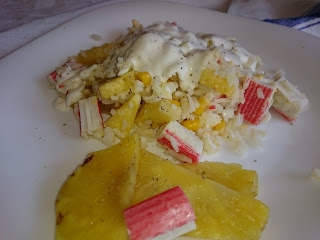 paluszki kraba w sałatce z ananasem