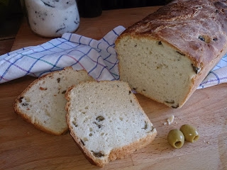 drożdżowy chleb z oliwkami
