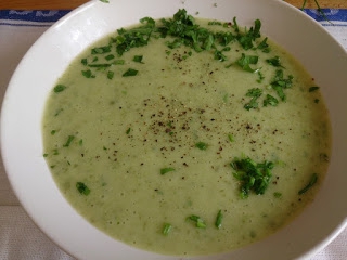 delikatna zupa ze świeżych ogórków