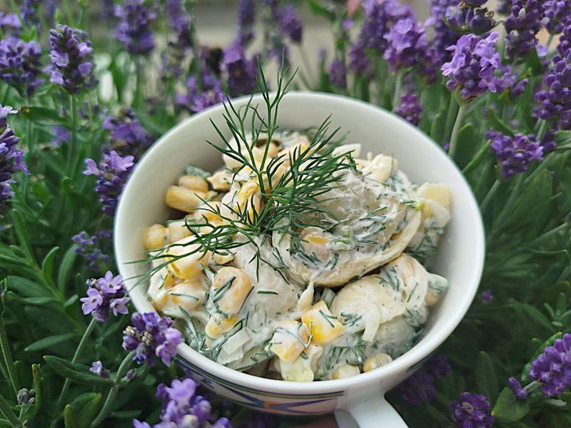 Sałatka z tortellini, kukurydzy i pora