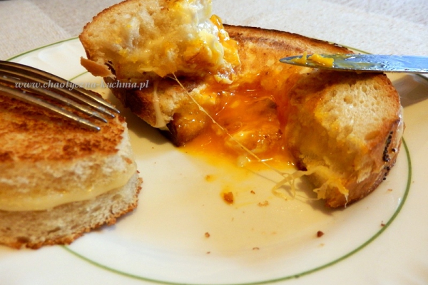 Jajko sadzone w grzance z serem