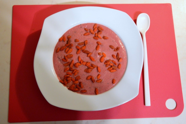 malinowy pudding chia z jagodami goji