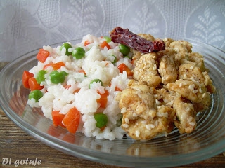 Kurczak w sezamie i ryż jaśminowym z marchewką i groszkiem
