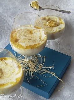 Deser serowo-jogurtowy z musem mango
